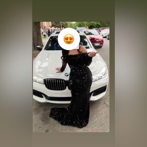 Black glitter velvet dress only worn once size medium and is very stretchy